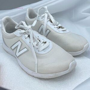 New Balance size 9 D silver trim tennis shoes